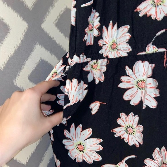 daisy patterned romper w pockets - Picture 4 of 4